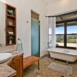 Highfield Ranch & Farm House - Ranch Bath2